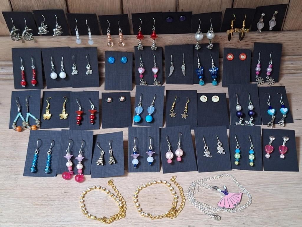 Lot met 35 Paar Kinder Oorbellen + 2 armbandjes +1 ketting, Enlèvement ou Envoi
