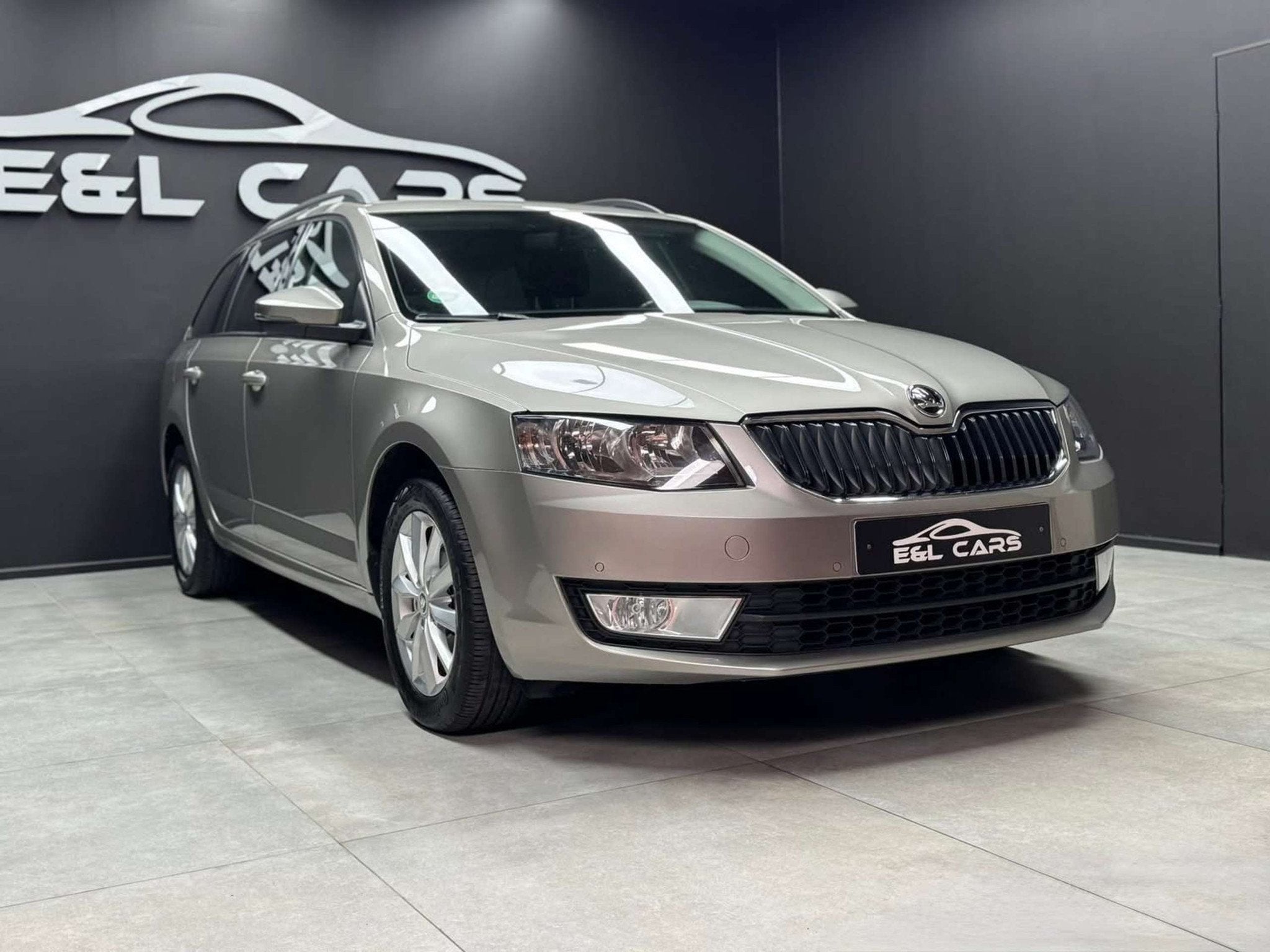 Skoda Octavia Octavia SW 1.6 CR TDi *12 mois de garantie*, Autos, Argent ou Gris, Achat, Euro 6, Noir