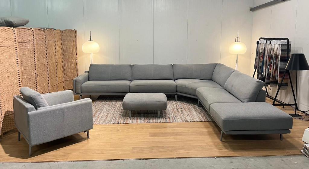 ZGAN Leolux Bellice Hoekbank + Hocker – NP: €17.500, Hoekbank, 300 cm of meer, Ophalen of Verzenden, Zo goed als nieuw