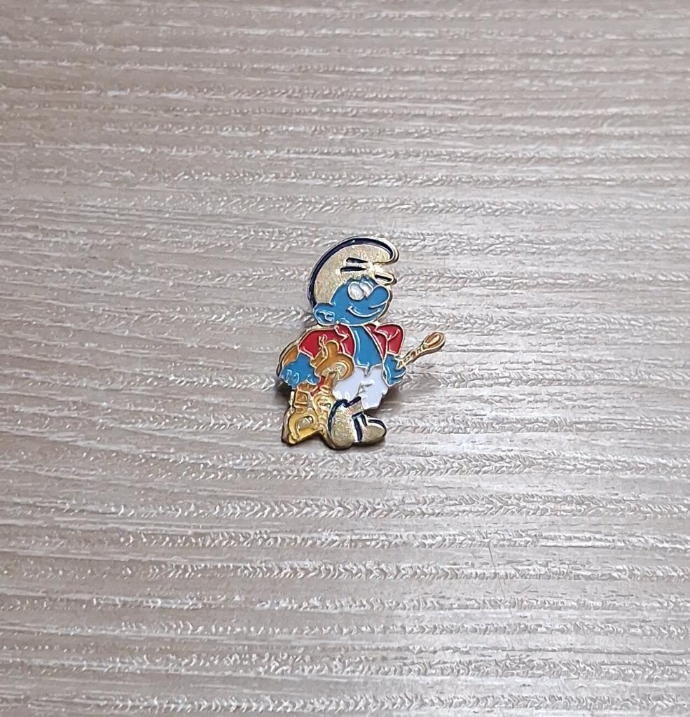 PIN - SMURF - DE SMURFEN - SCHTROUMPF - PAARDRIJDEN, Verzenden, Gebruikt, Figuurtje, Speldje of Pin