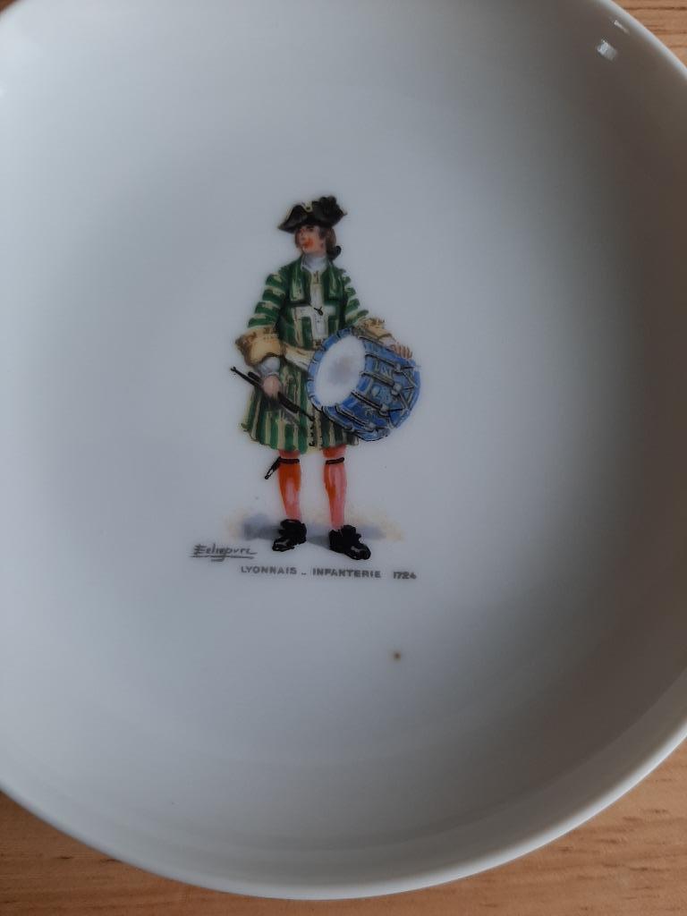 6 soucoupes avec personnages historiques, Antiquités & Art, Enlèvement ou Envoi