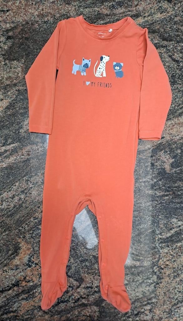 Mt 80 Pasteloranje pyama/onesie hondjes 'I  my friends', Kinderen en Baby's, Babykleding | Maat 80, Zo goed als nieuw, Jongetje of Meisje