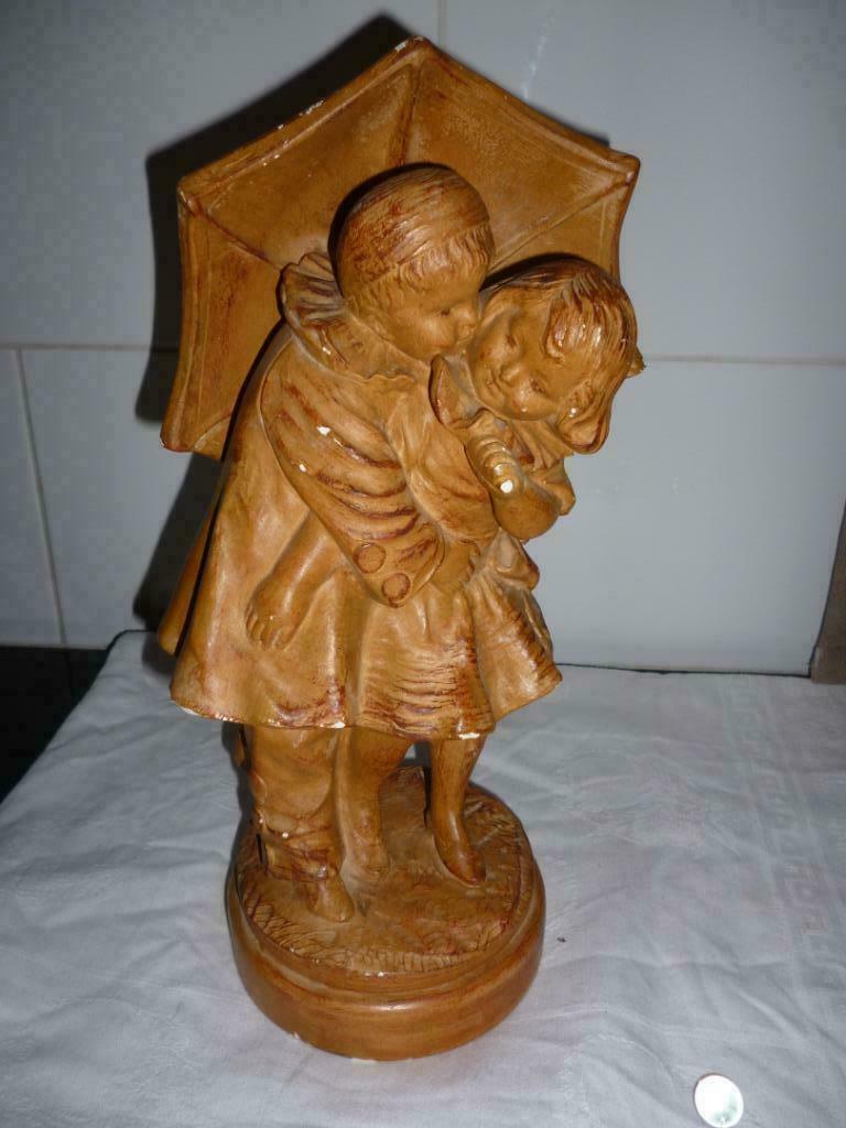 Statue en plâtre garçon et fille sous parapluie vintage, Collections, Enlèvement ou Envoi
