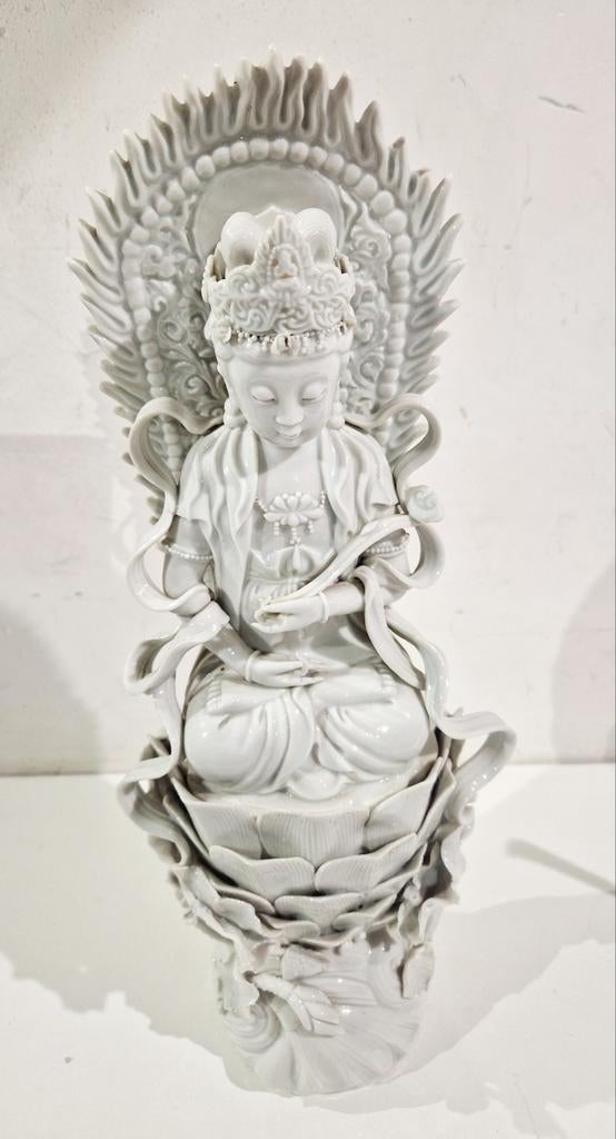 Kwan Yin figure,  wit porselein,  Gwanyin on lotus flower, Antiek en Kunst, Ophalen of Verzenden