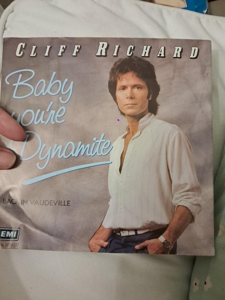 Single : Cliff Richard, Baby you're dynamite, Ophalen of Verzenden, Zo goed als nieuw, Single