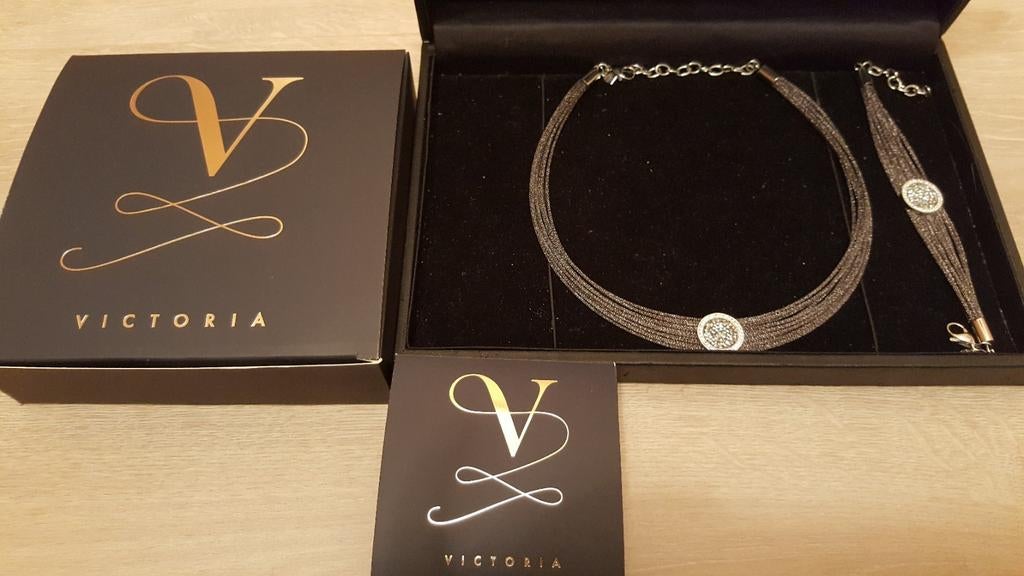 Collier Victoria, Enlèvement, Comme neuf