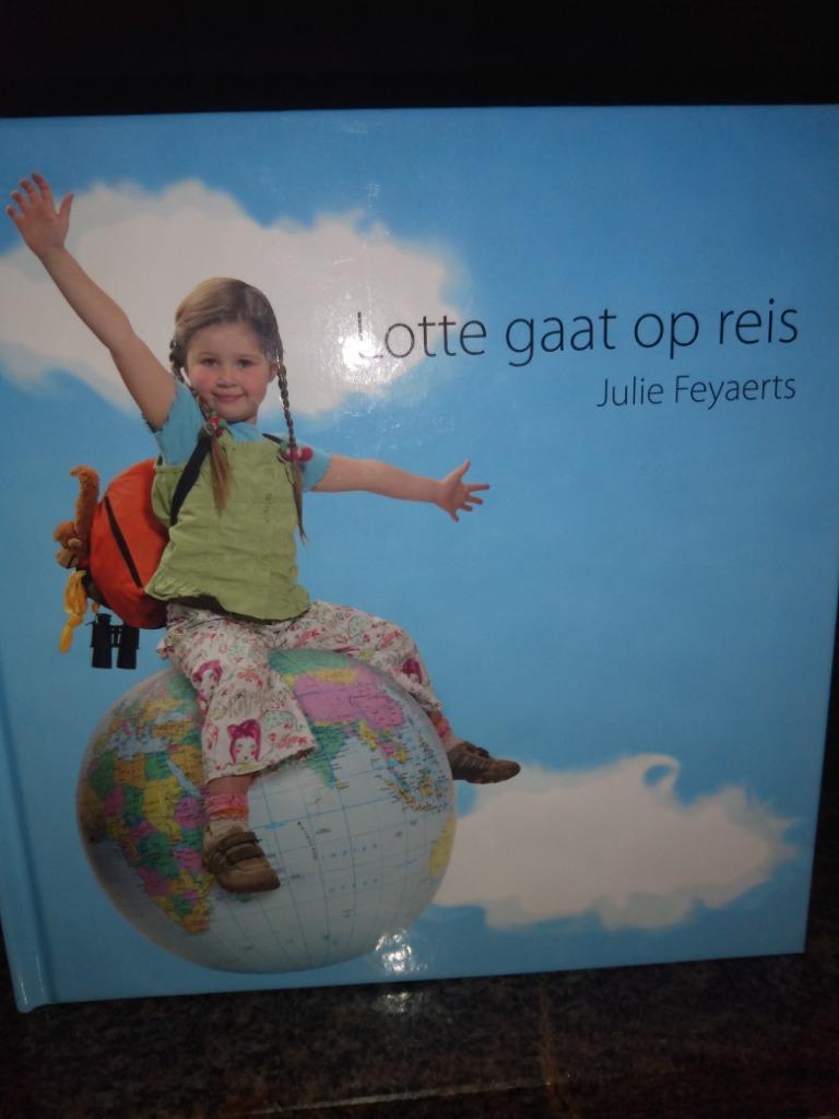 Lotte gaat op reis, Enlèvement, Comme neuf, Julie Feyaerts, Livre à déplier, à toucher ou à découvrir