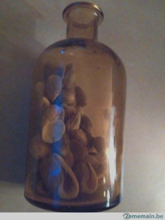 Voir.Vintage belle Ancienne bouteille a pharmacie verre fume