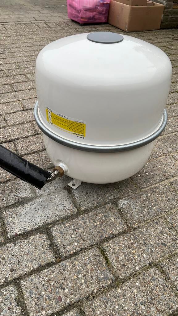 Expansievat zonneboiler, Doe-het-zelf en Bouw, Chauffageketels en Boilers, Ophalen, Zo goed als nieuw