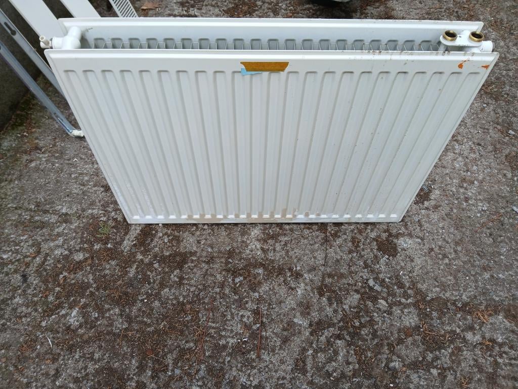 Radiateur complet avec pattes de fixations  et vannes plus c, Bricolage & Construction, Chauffage & Radiateurs, Enlèvement ou Envoi