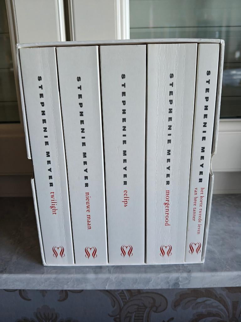 Boeken Twilight de complete saga in witte box - Nederlands, Boeken, Ophalen of Verzenden, Gelezen, Stephenie Meyer