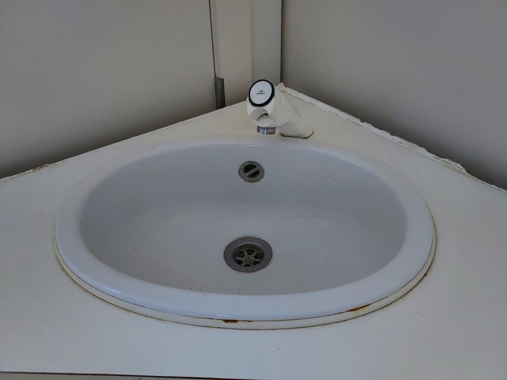 Petit évier encastré avec robinet, Enlèvement, Utilisé, Robinet