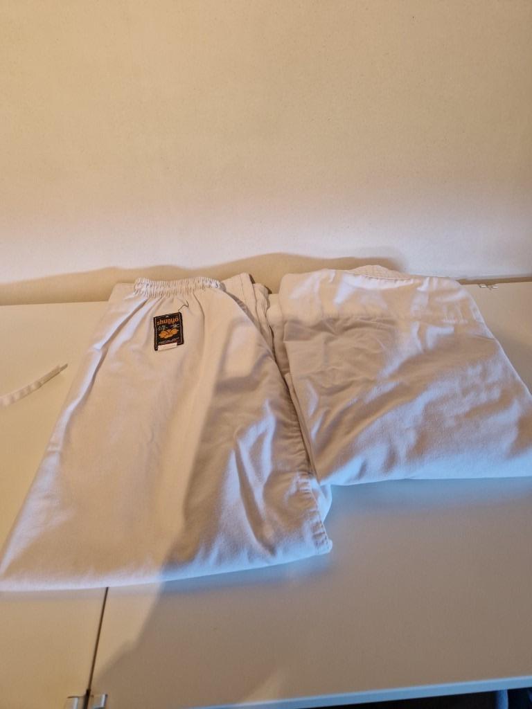 Kimono Shugyo maat 140, Costume d'arts martiaux, Taille XS ou plus petite, Enlèvement, Utilisé