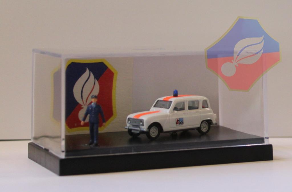 RIJKSWACHT RENAULT R4 + PLEXI + FIGUUR  1/87, Verzenden, Rijkswacht, Miniatuur of Beeldje