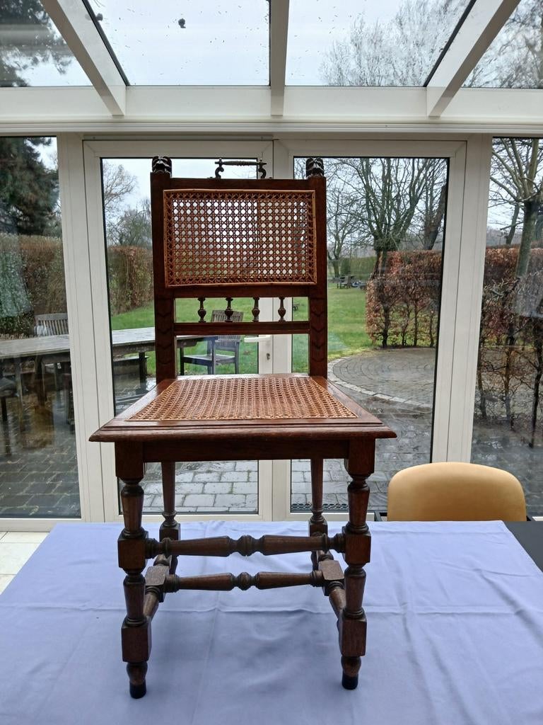 Houten stoel met riet op zit en rug. Mechelse stijl, Ophalen