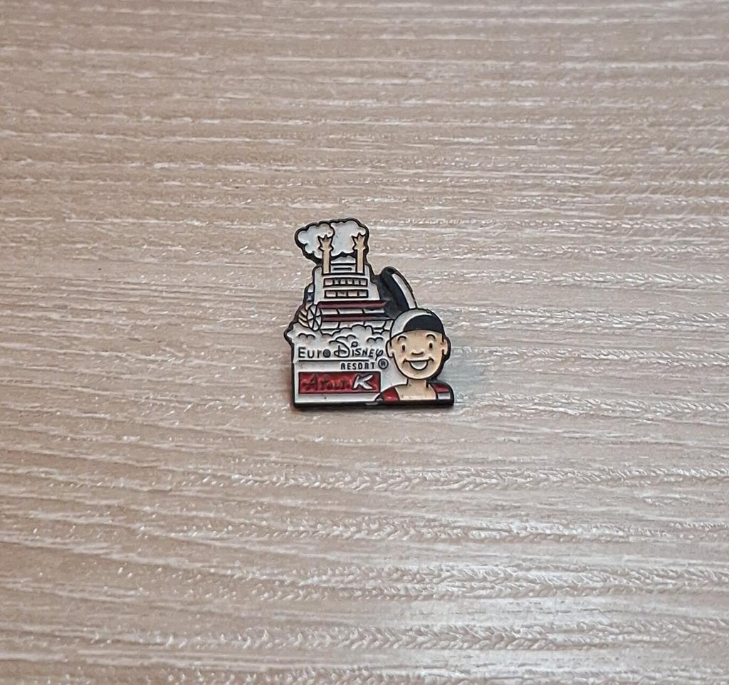 PIN - EURO DISNEY RESORT - ATOUT K, Verzenden, Gebruikt, Overige onderwerpen, Speldje of Pin