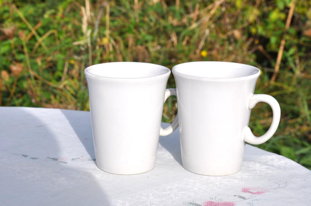 2 mugs en faience blanche, Enlèvement ou Envoi, Comme neuf, Céramique, Tasse(s) et/ou soucoupe(s)
