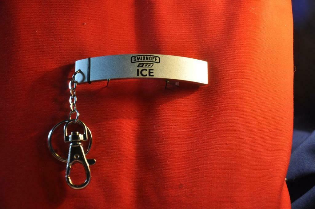 §  decapsuleur porte cle mousqueton smirnoff (34), Ophalen of Verzenden, Zo goed als nieuw, Flesopener, Overige merken
