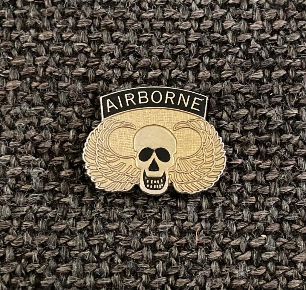 PIN - AIRBORNE - SKULL - CRÂNE - DOODSKOP, Verzenden, Gebruikt, Overige onderwerpen, Speldje of Pin