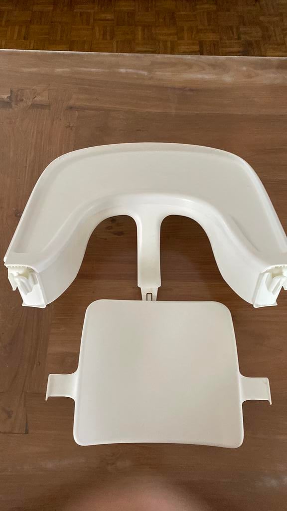 Stokke tripp tafelblad en babyset  alles witte plastie, Kinderen en Baby's, Ophalen, Gebruikt, Stoelverkleiner