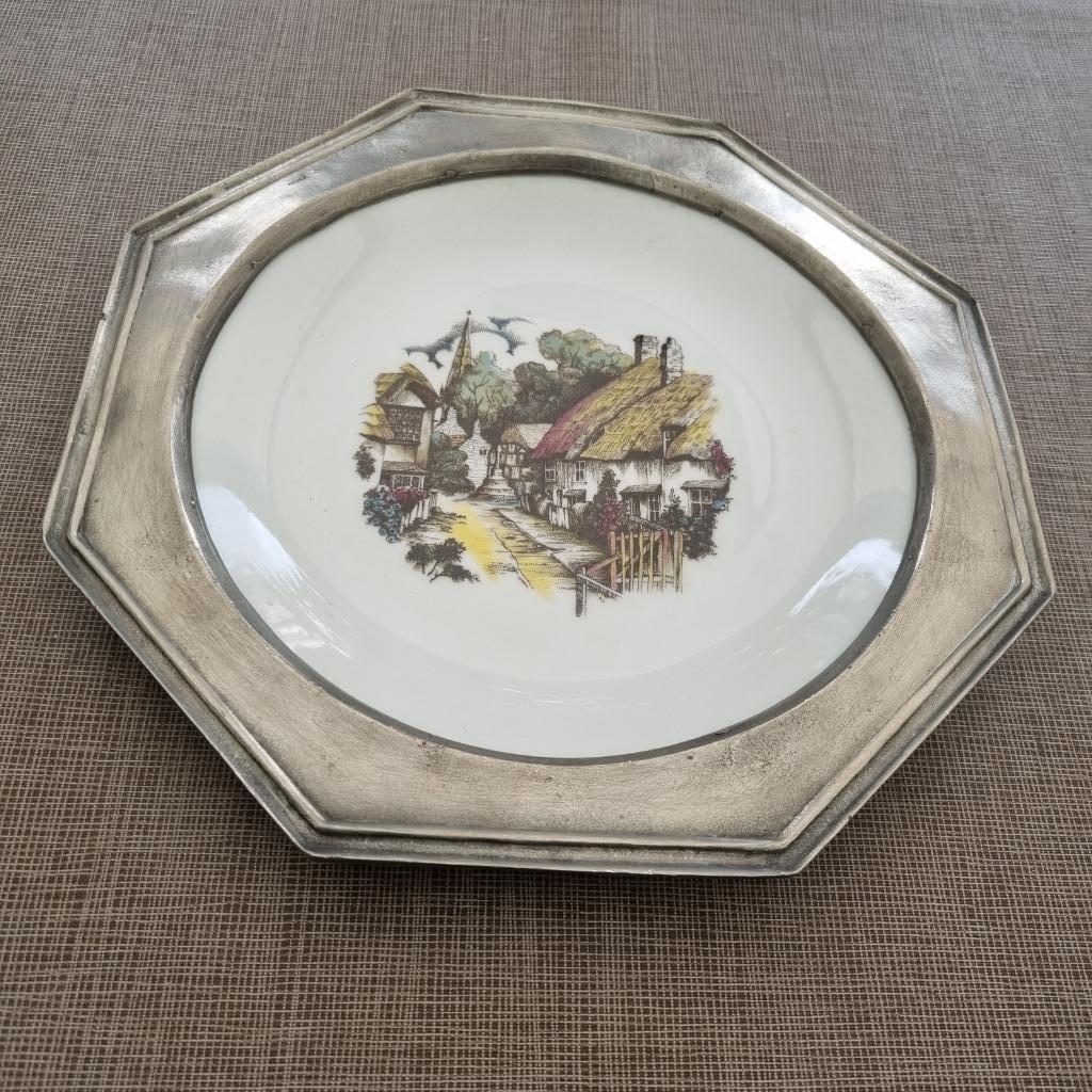 Porseleinen bord in tinnen kader, Antiek en Kunst, Ophalen of Verzenden