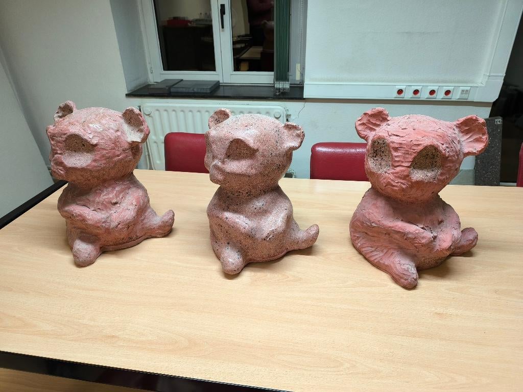 Drie betonnen teddyberen, Antiek en Kunst, Ophalen of Verzenden, Rood