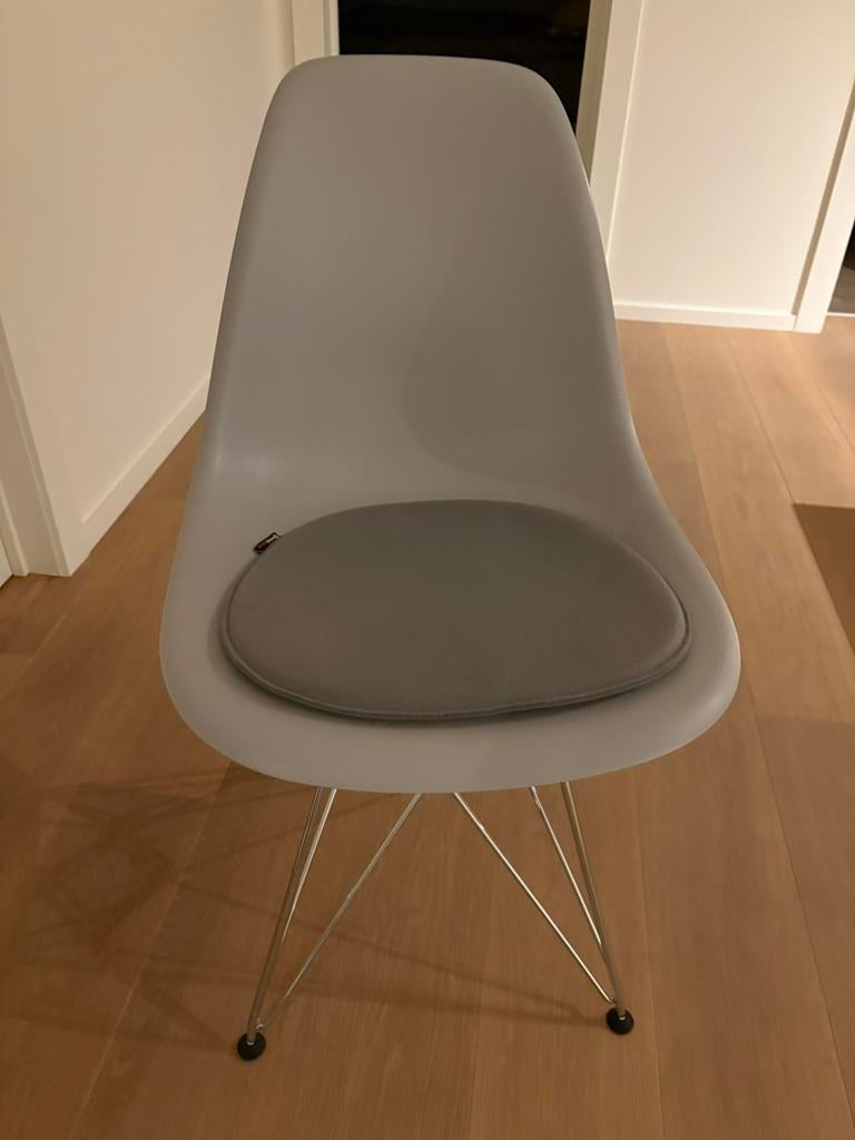 Eames DSR replica eetkamerstoel, Maison & Meubles, Chaises, Gris, Comme neuf, Enlèvement, Deux