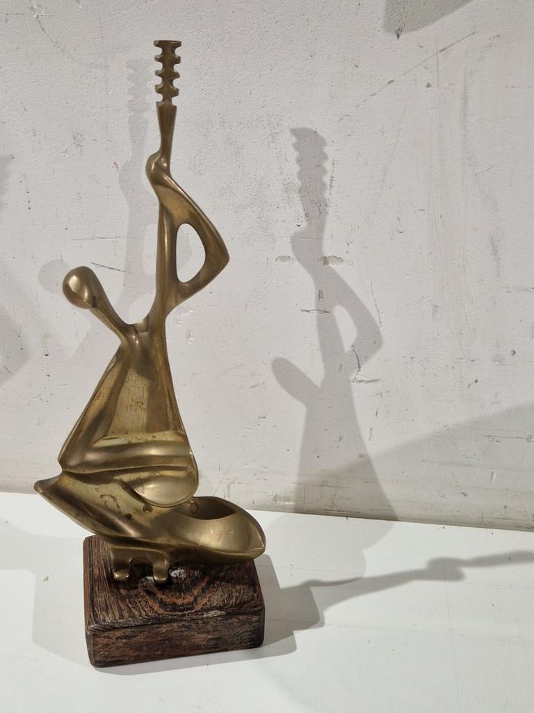 Muzikant , Modernistisch koper beeld  – Messing op houten v, Antiek en Kunst, Ophalen of Verzenden, Koper