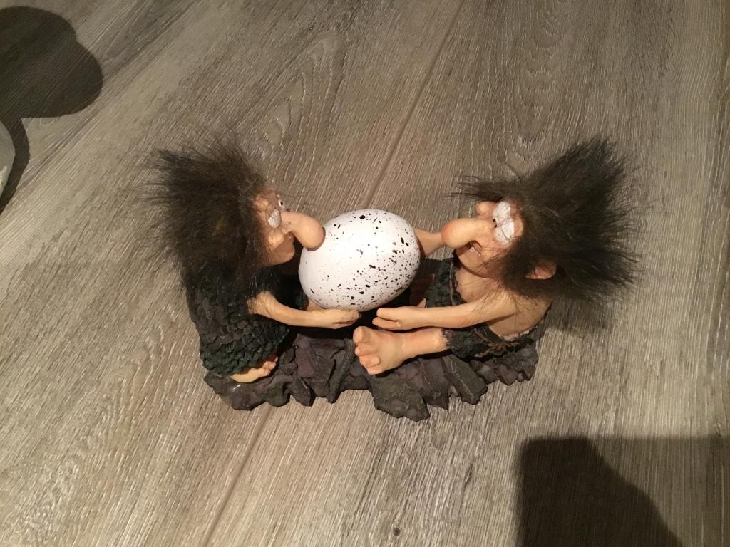 Beeldje 2 trollen met ei, Verzamelen, Ophalen of Verzenden, Zo goed als nieuw, Fantasy