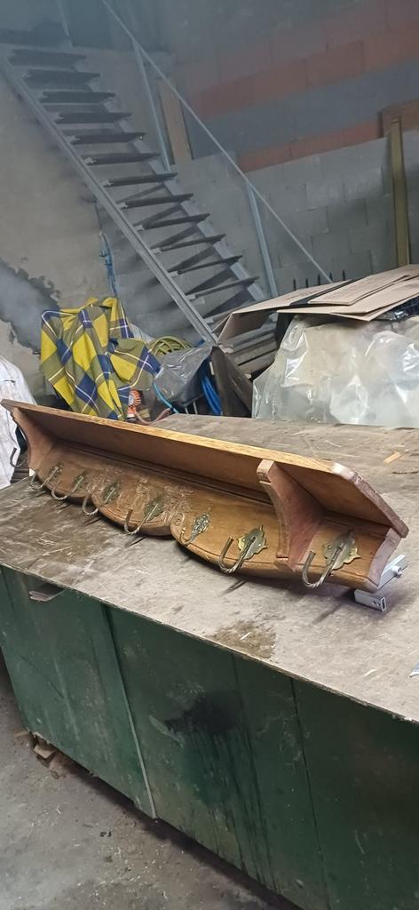 Porte-manteau ancien, Enlèvement