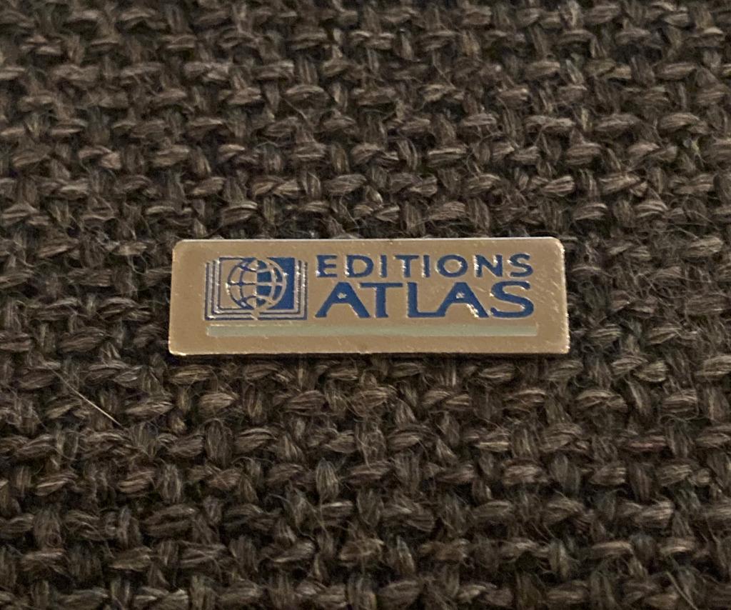 PIN - EDITIONS ATLAS, Collections, Envoi, Utilisé, Autres sujets/thèmes, Insigne ou Pin's