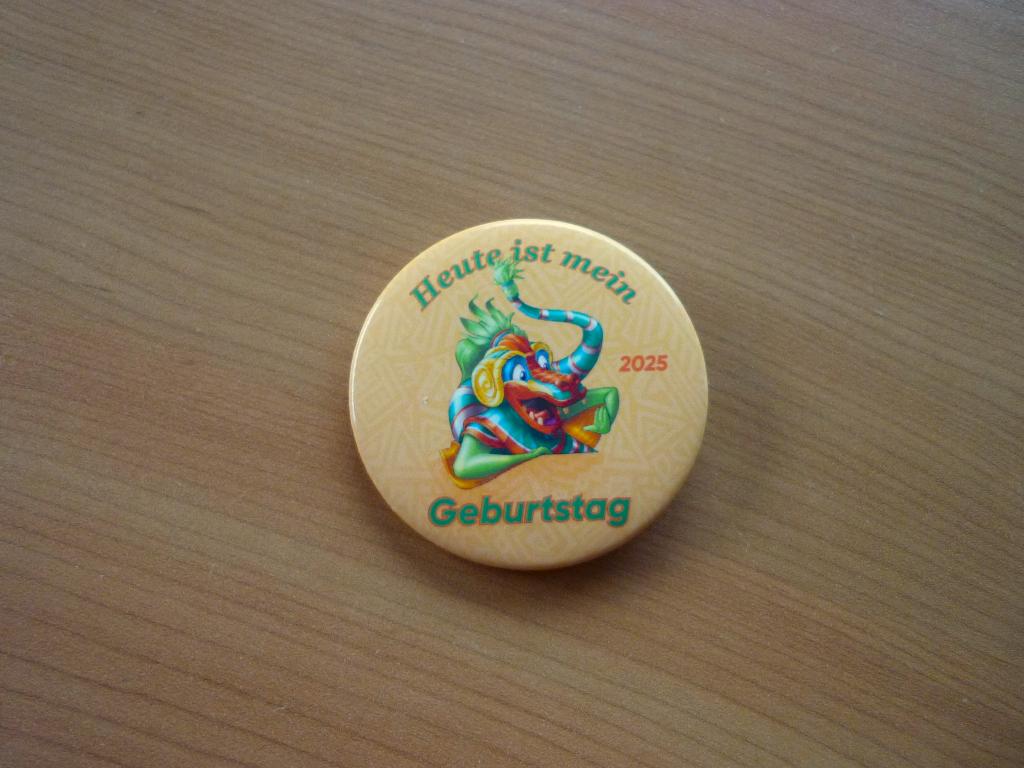 Phantasialand Heute ist mein Geburtstag 2025 pin button, Verzamelen, Ophalen of Verzenden, Button