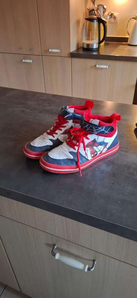 Spiderman schoenen mt 39, Kinderen en Baby's, Schoenen, Zo goed als nieuw, Jongen, Ophalen