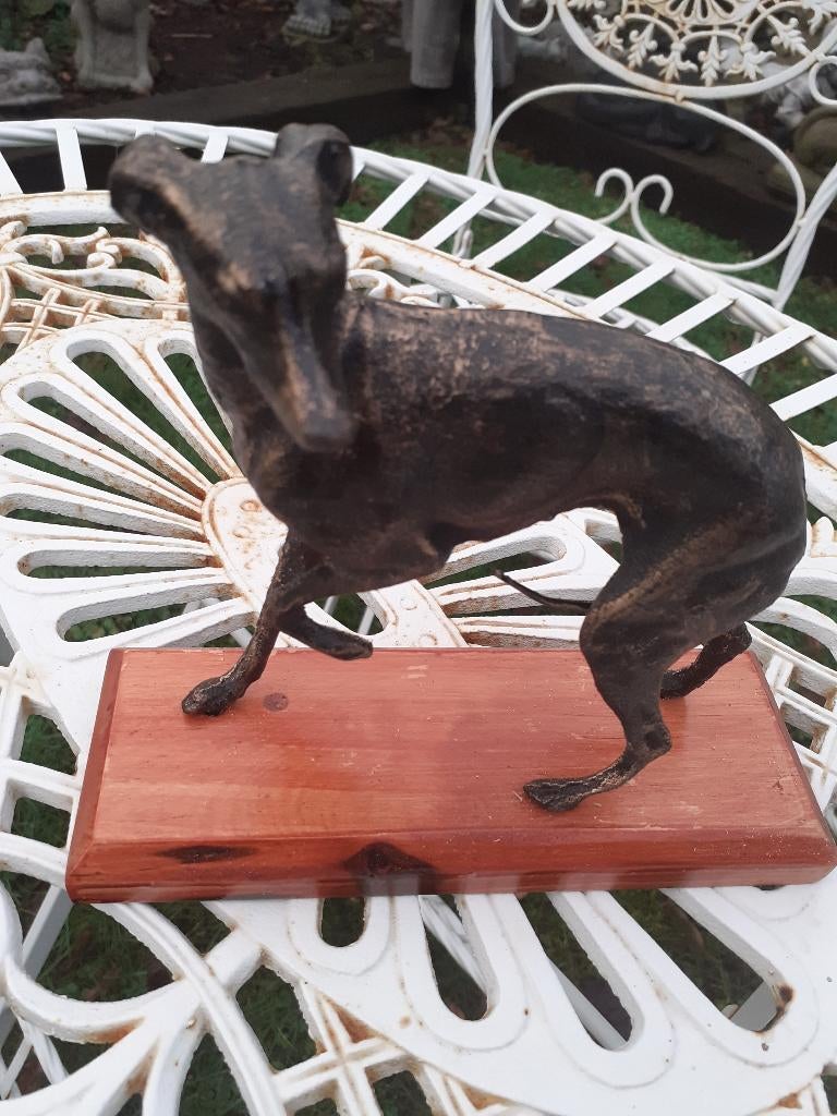 LEVRIER EN FONTE PATINEE BRONZE SUR SOCLE BOIS., Maison & Meubles, Accessoires pour la Maison | Autre, Neuf, Enlèvement ou Envoi