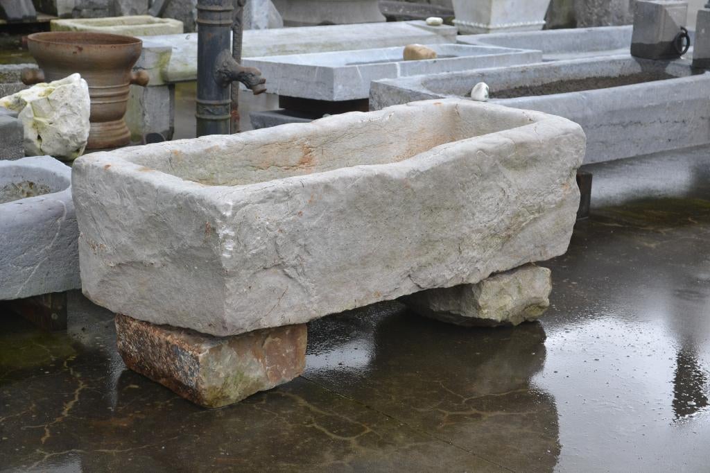 eeuwenoude gekapte waterbak in gres d'arras, Ophalen, Hardsteen