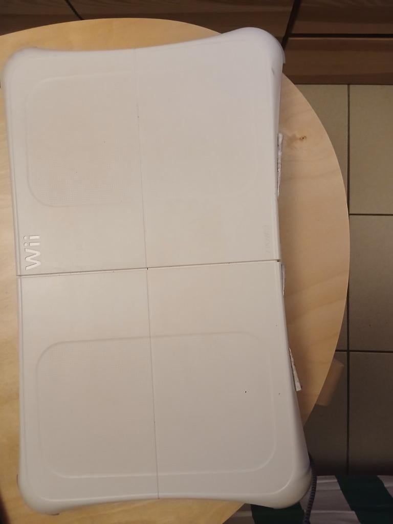 Wii en twee bakje en een spel tachbord of zo iets, Games en Spelcomputers, Ophalen of Verzenden, Wii
