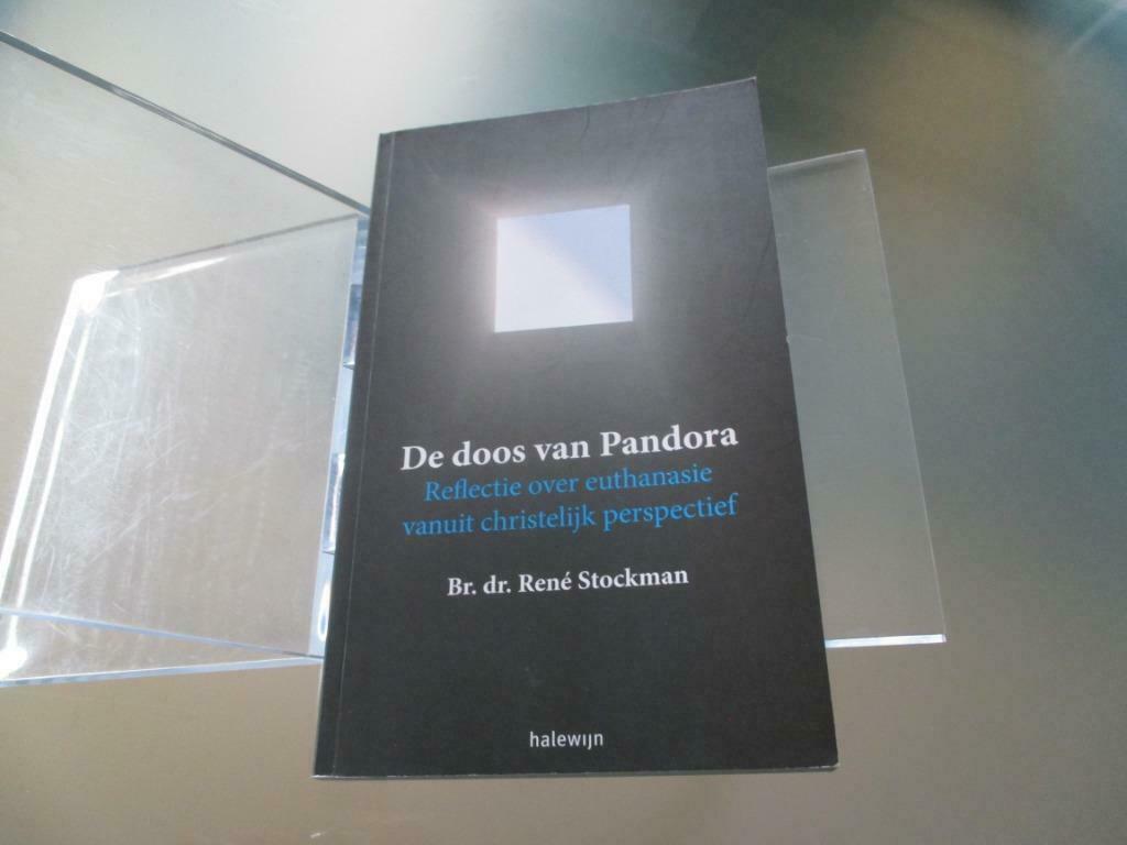De doos van Pandora – Br. Dr; René Stockmans Reflectie over, Ophalen of Verzenden, Zo goed als nieuw, René Stockmans