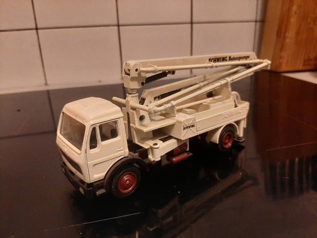Mercedes Benz betonpomp, Hobby & Loisirs créatifs, Voitures miniatures | 1:50, Envoi, Utilisé, Bus ou Camion, NZG