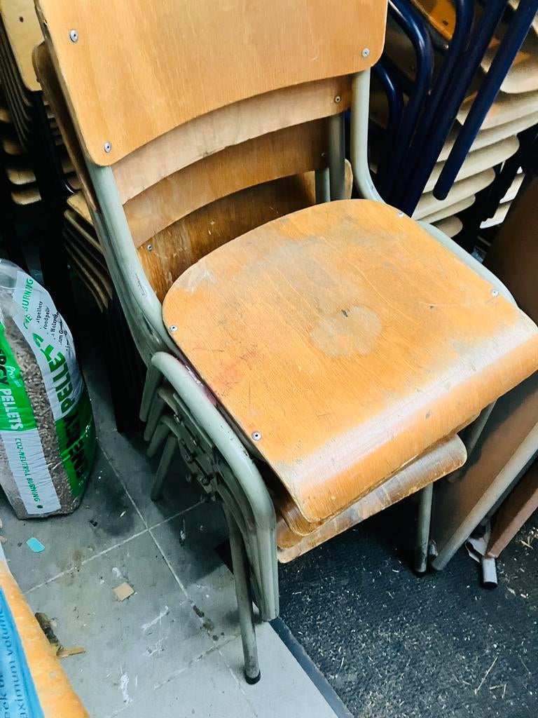 Vintage houten schoolstoelen en stapelstoelen, Ophalen