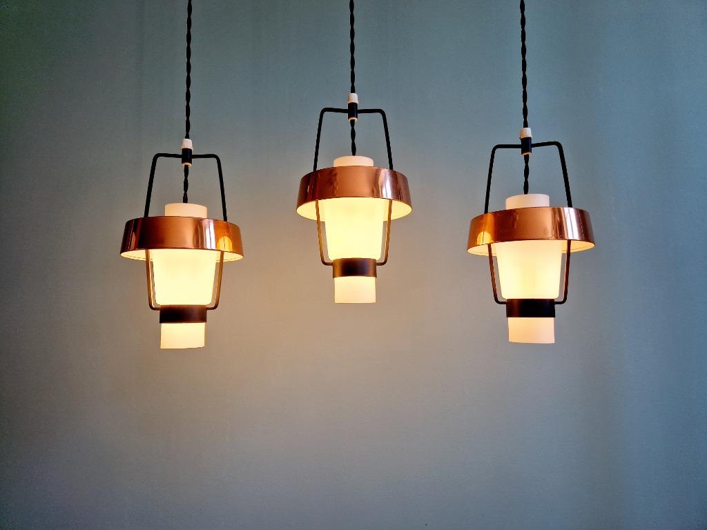 Trio de suspensions scandinaves en opaline et métal cuivré, Envoi
