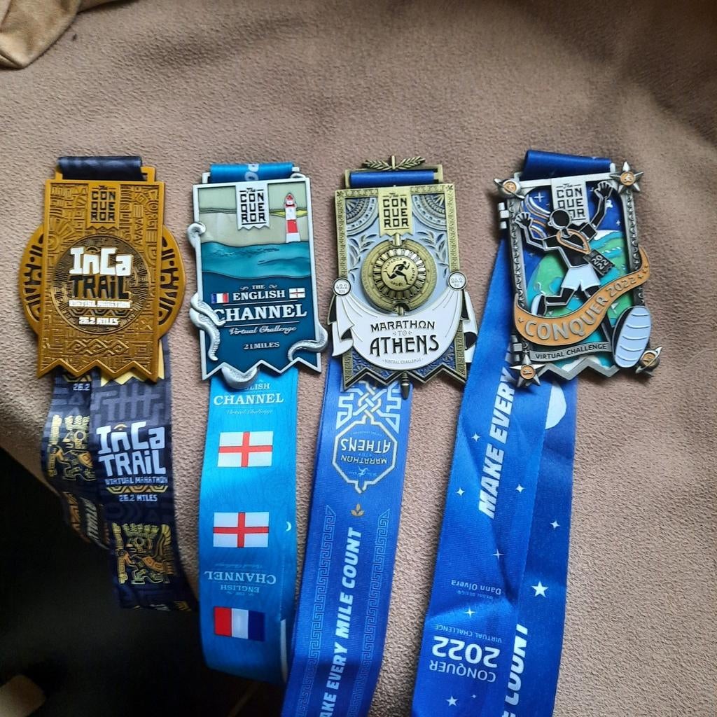 Medailles , 4 stuks . Heel mooie ! Marathons . Geëmailleerd, Verzamelen, Sportartikelen en Voetbal, Ophalen of Verzenden, Zo goed als nieuw