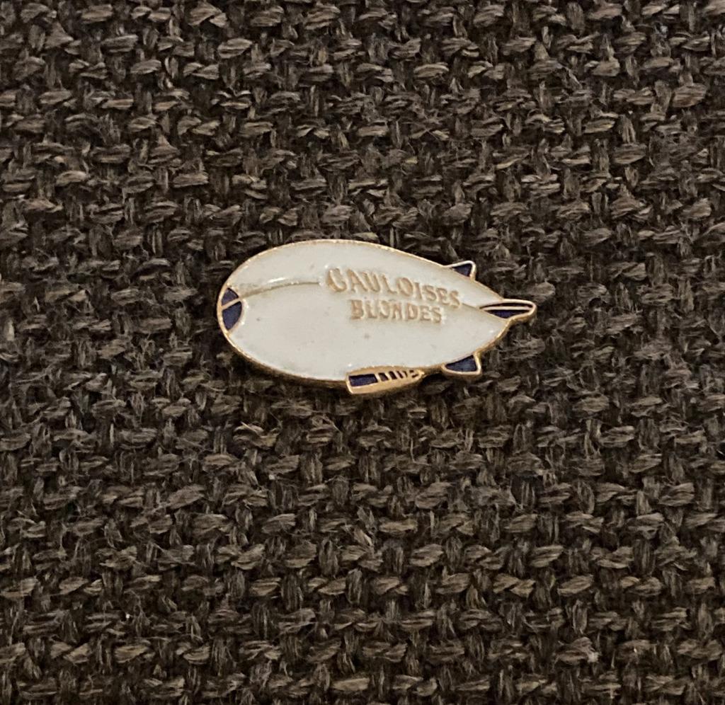 PIN - GAULOISES BLONDES - SIGARETTEN - CIGARETTES - ZEPPELIN, Verzamelen, Verzenden, Gebruikt, Merk, Speldje of Pin