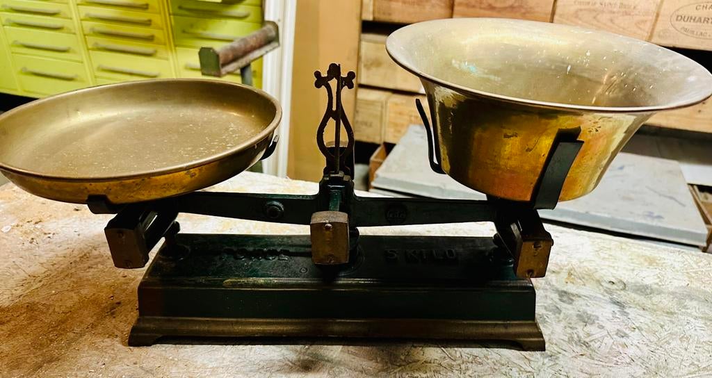 Balance vintage 2 plateaux en cuivre, Moins de 10 kg, Balance de magasin, Analogique, 500 grammes ou plus gros