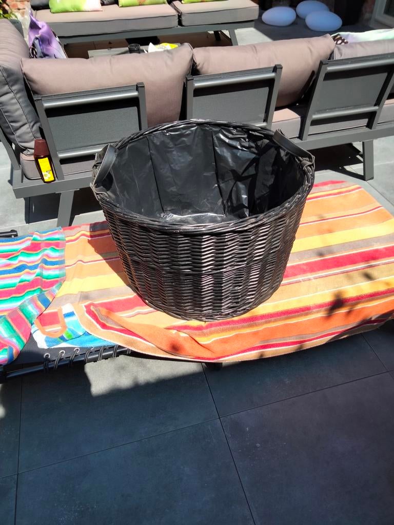 Zwarte ronde rotan mand met binnenin zwarte plastiek, Ophalen, Zo goed als nieuw