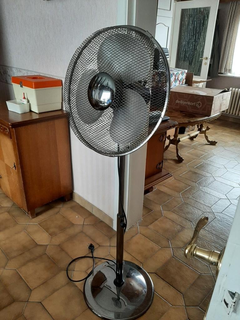 Staande ventilator met 3 snelheden
en draaikop, Ophalen, Gebruikt