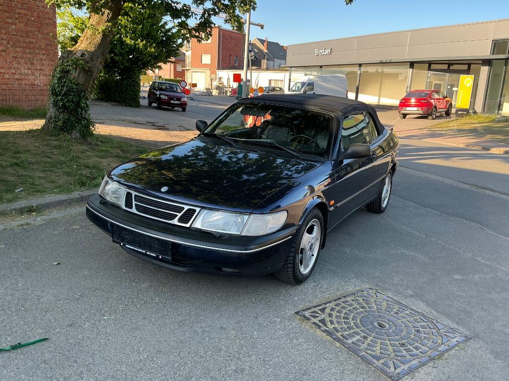 Saab 900 cabrio 2.0 turbo 185 pk bijna oldtimer zeer proper, Auto's, Saab, 4 zetels, 1995 cc, Zwart, 4 cilinders