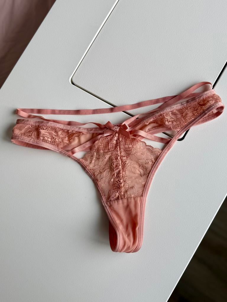 Roze kanten Hunkemoller string, Kleding | Dames, Verzenden, Roze, String