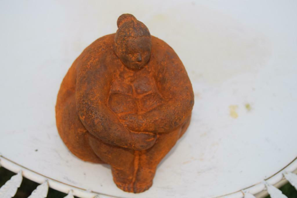 Standbeeld van een dame BOTERO-stijl in gietijzer met roestp, Tuin en Terras, Ophalen of Verzenden, Nieuw, Overige materialen