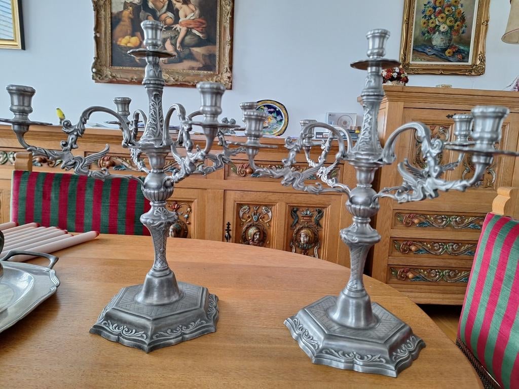 Chandelier en étain, Enlèvement