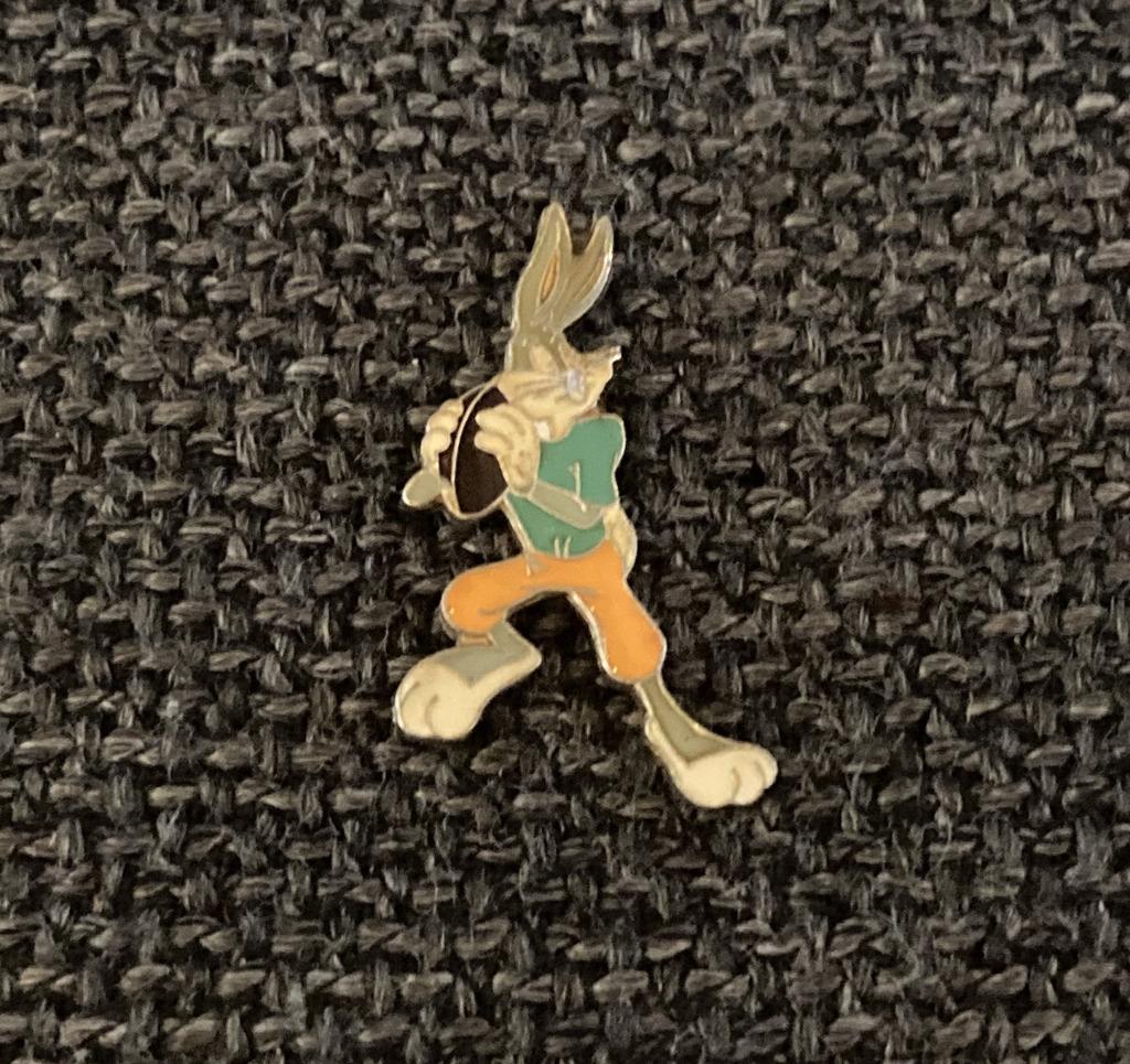PIN - BUGS BUNNY - LOONEY TUNES - WARNER BROS - RUGBY, Envoi, Utilisé, Figurine, Insigne ou Pin's